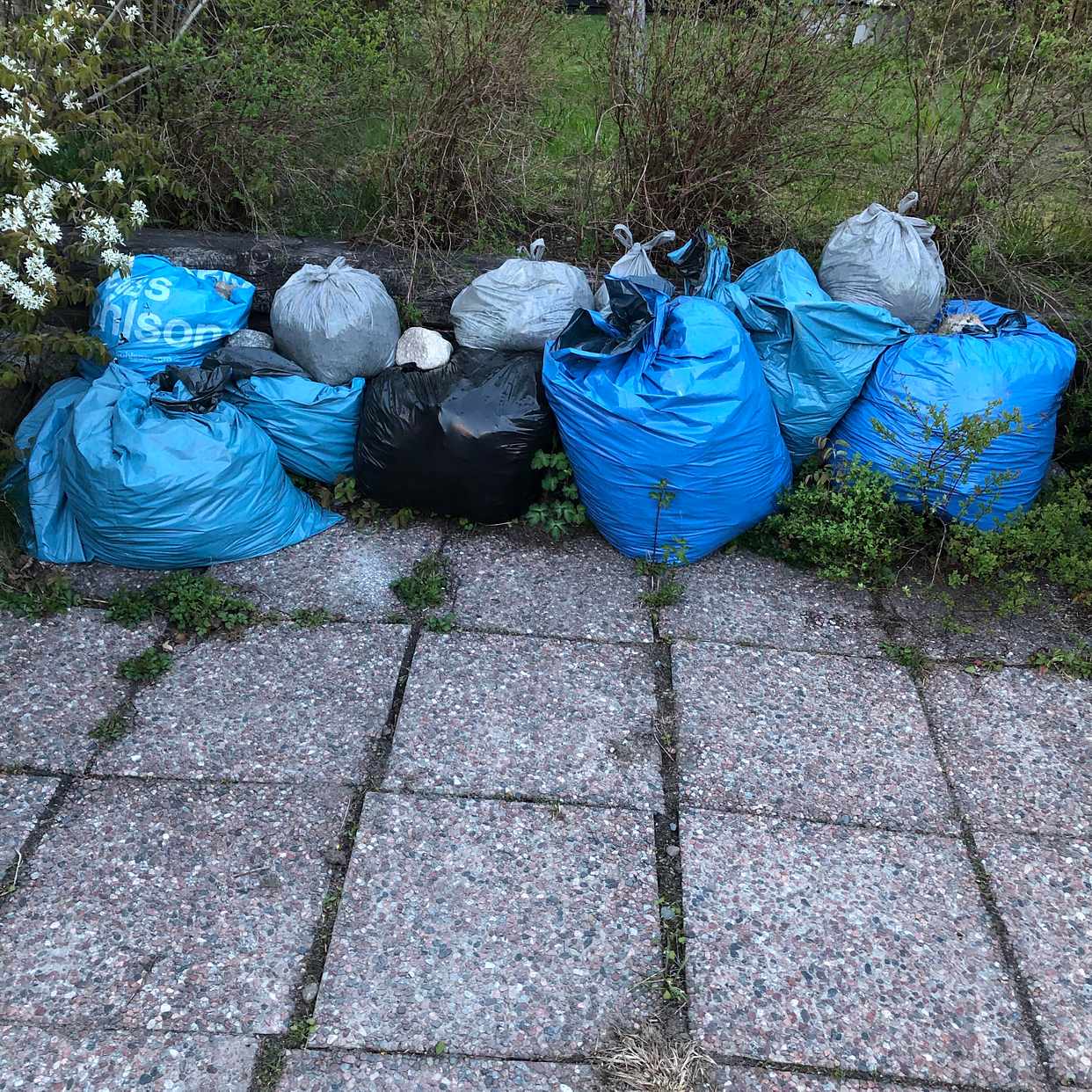 image of Säckar med löv, trädgårds - Saltsjö-Boo