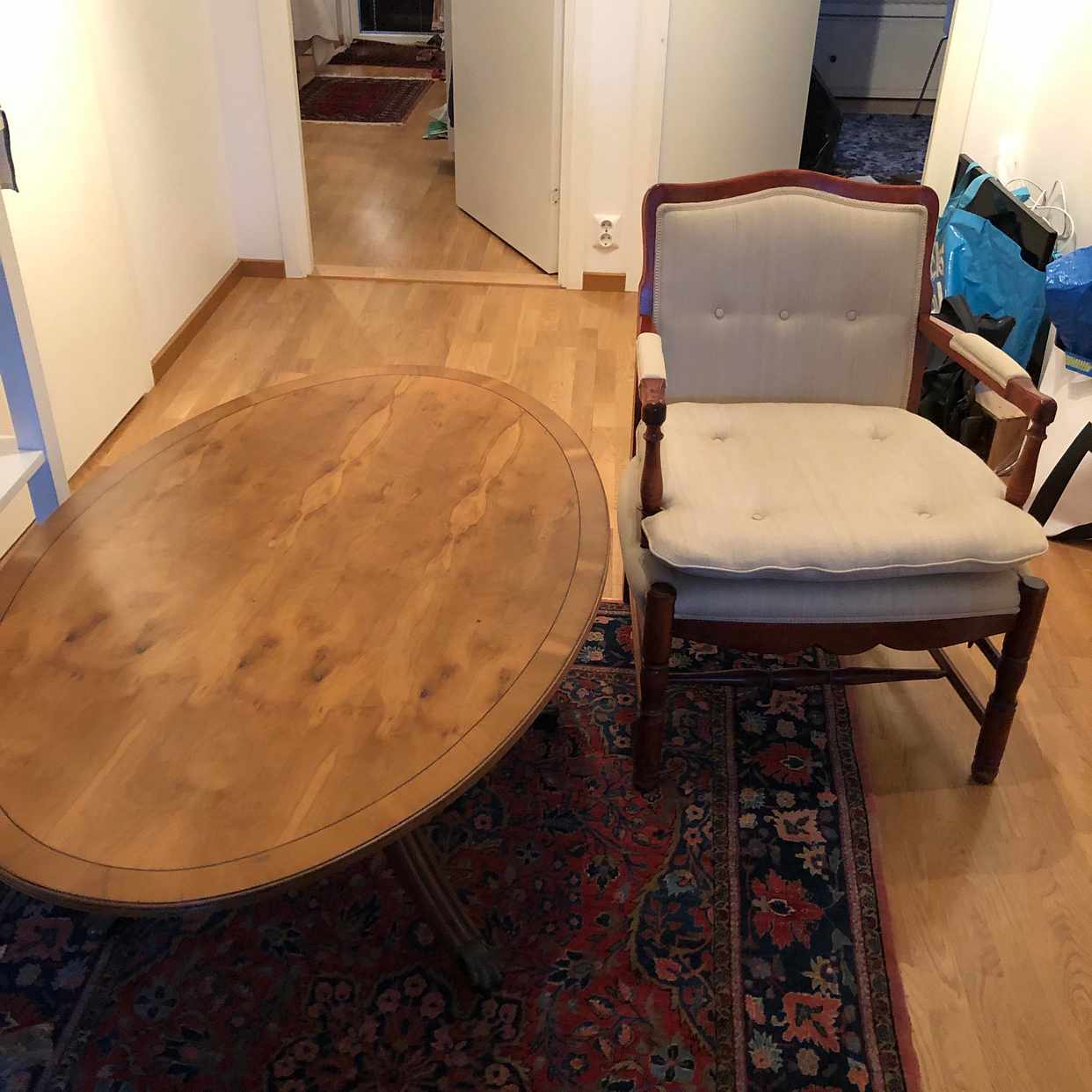 image of Fåtölj och bord - 