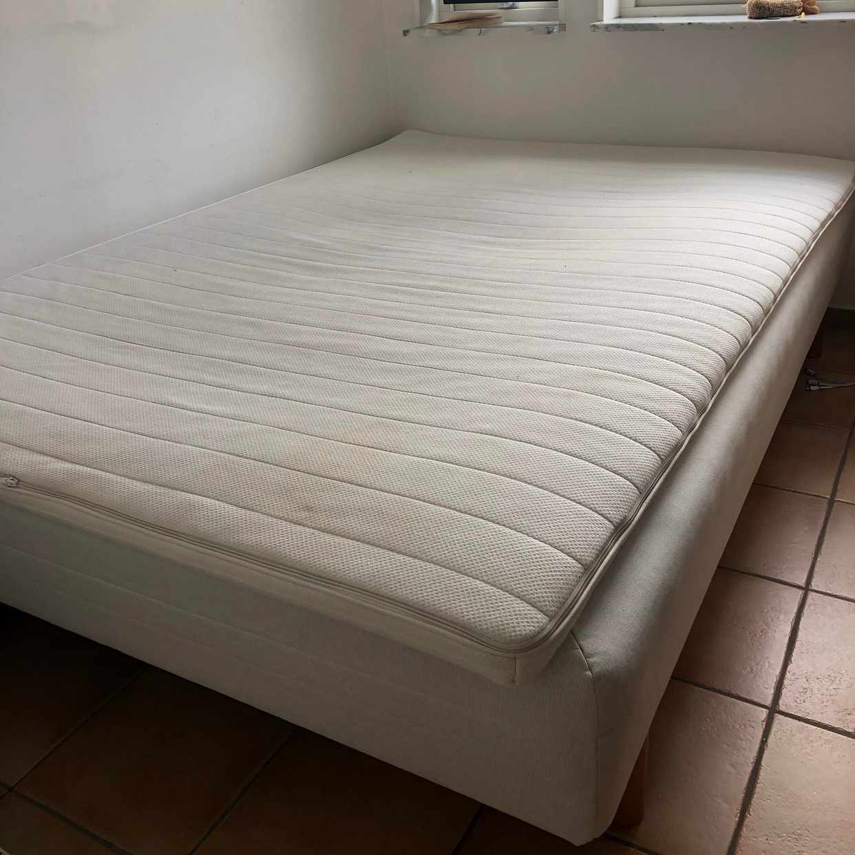 image of Säng 140 cm och en soffa - 