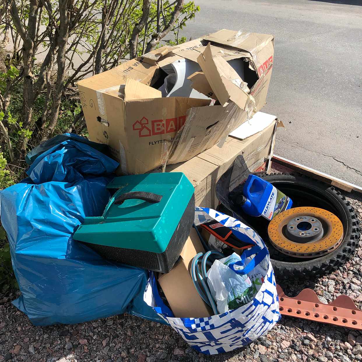 image of diverse skräp - Enebyberg