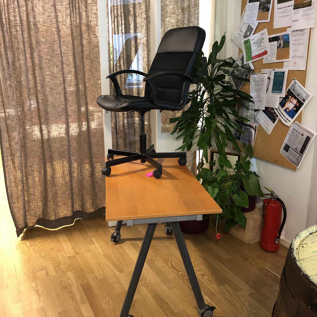 image of Två skrivbord och en stol - Hägersten
