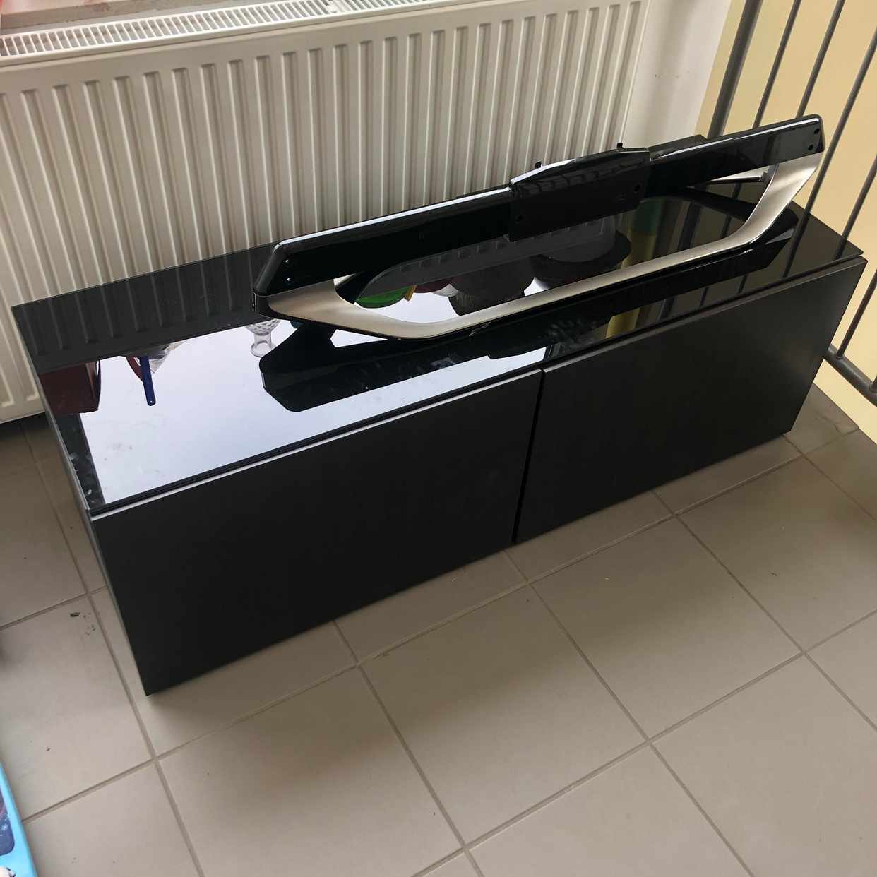 image of En TV-bänk och en pall - 