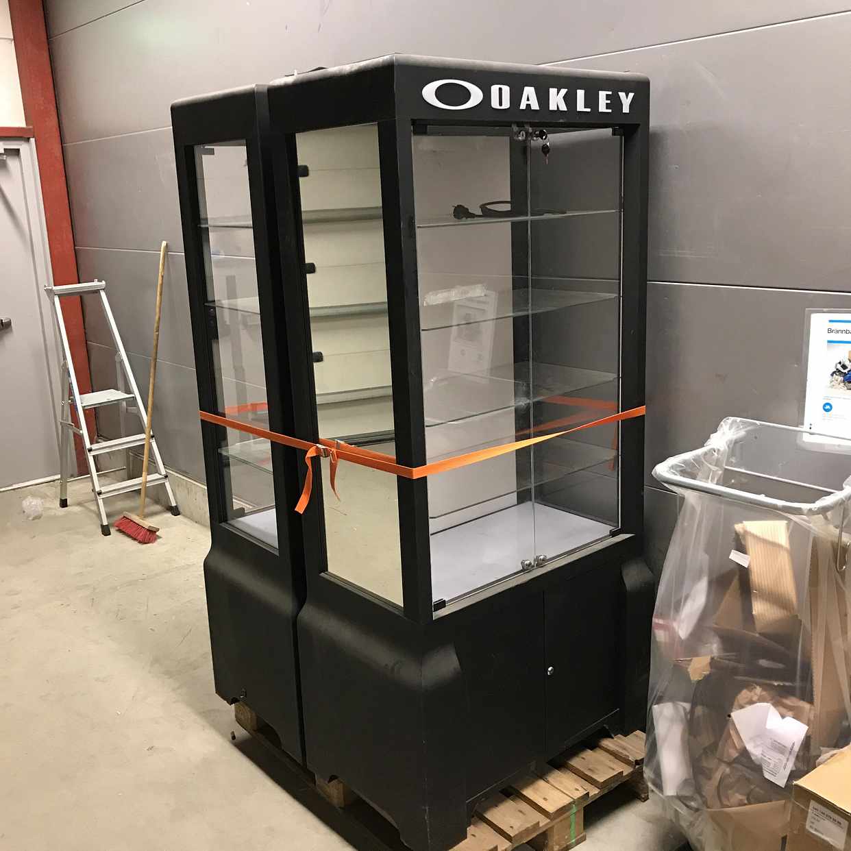 image of Oakley Visningsmonter - Bromma