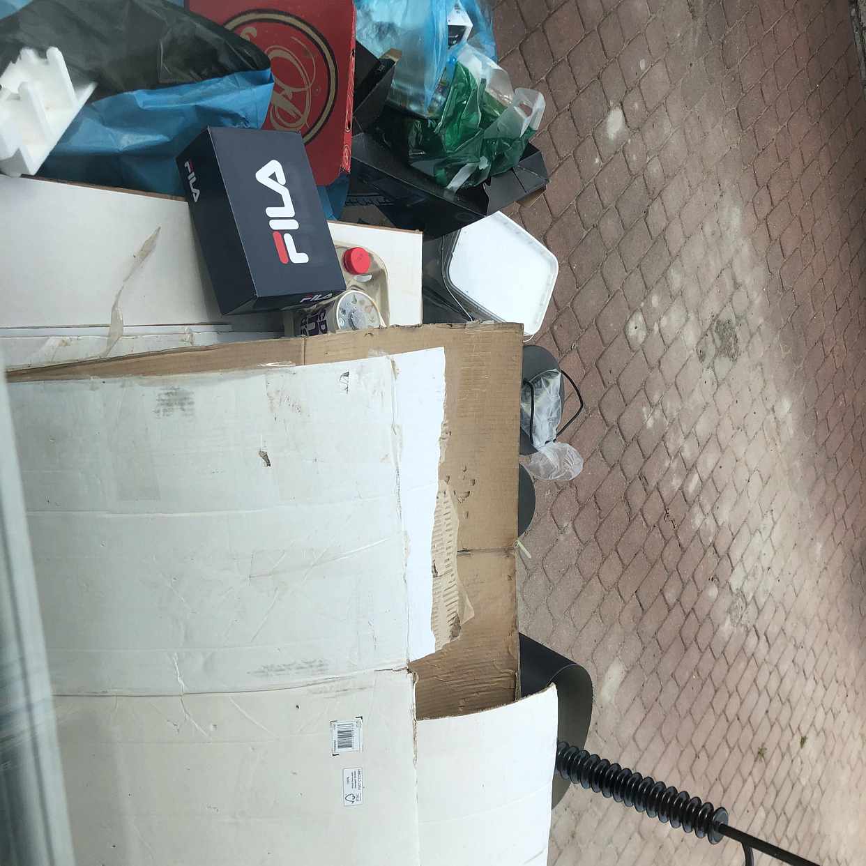 image of Kartonger, ett bord m.m - Handen