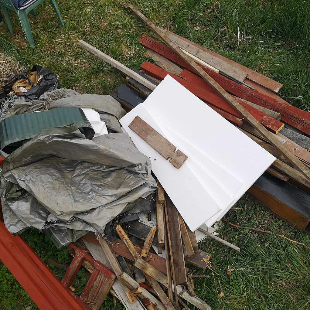 image of Trä + 4 säckar - Bandhagen