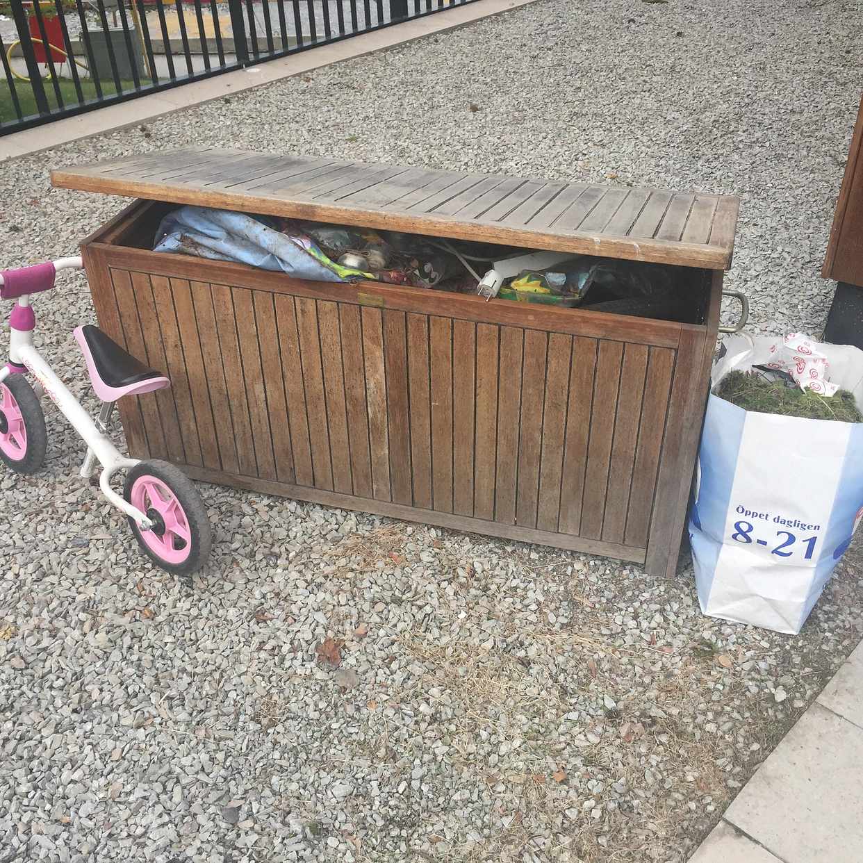 image of Trasig låda med skräp i - Årsta