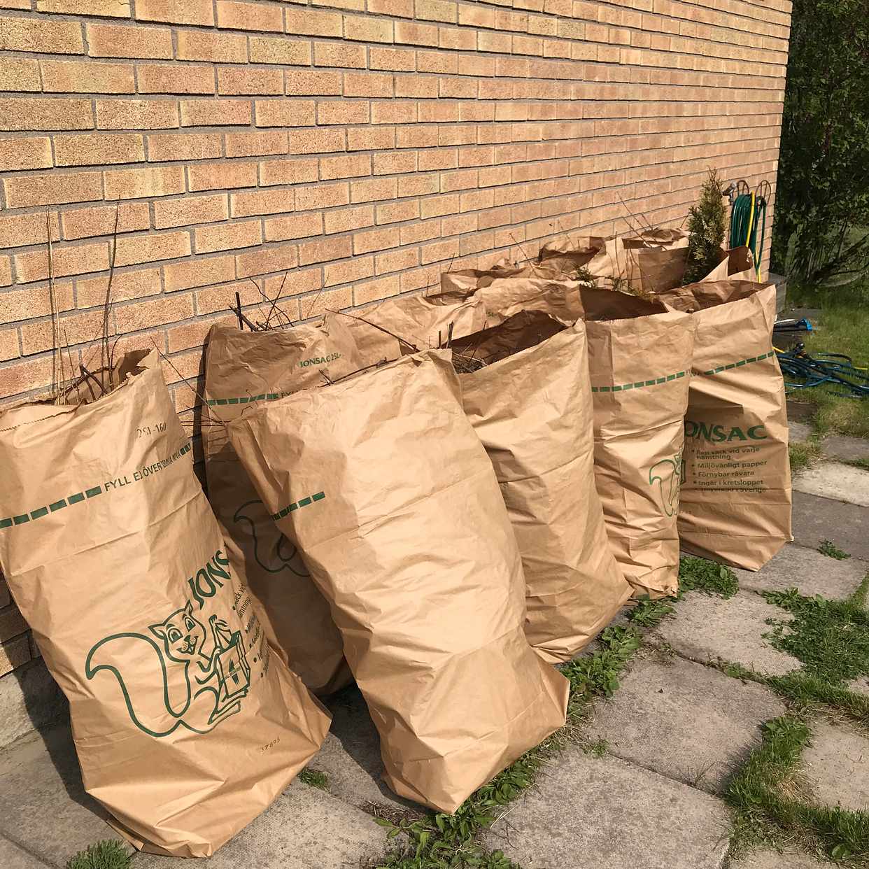 image of Skräp + Trädgårdsavfall - Täby