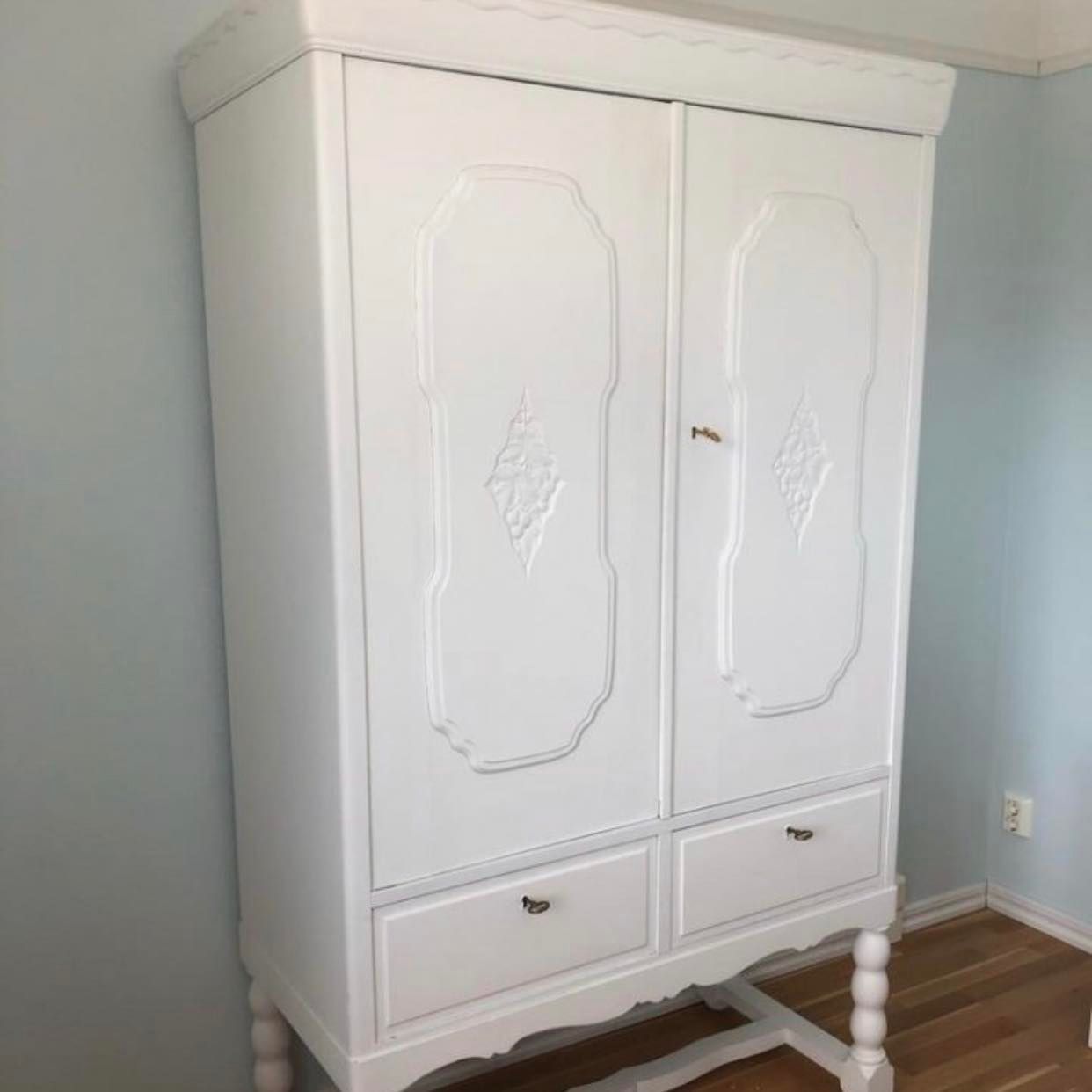 image of Pick up ANTIQUE WARDROBE - 