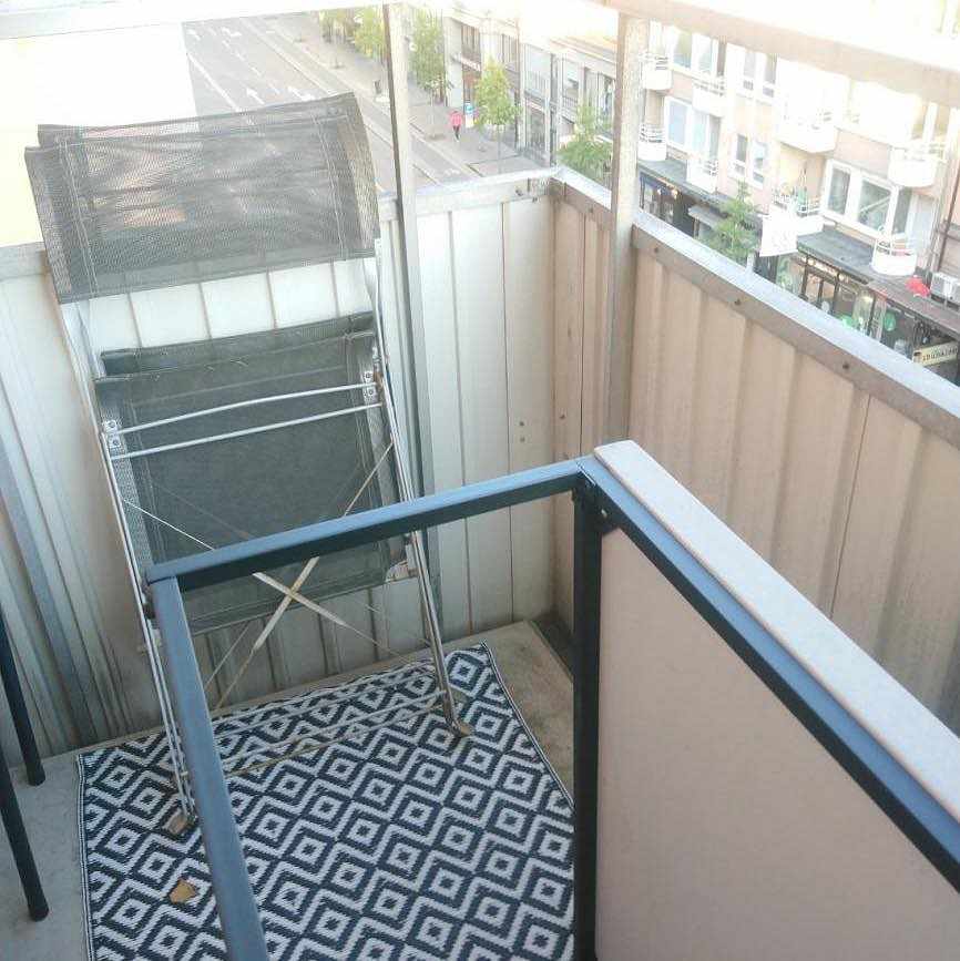image of Ett bord två fäll stolar - Stockholm