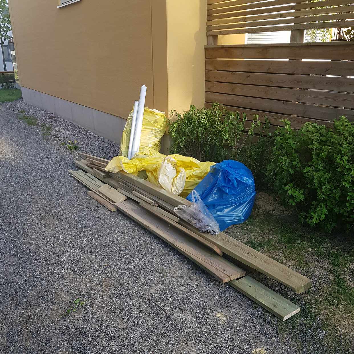 image of Brädor, träbitar, buskar - Solna