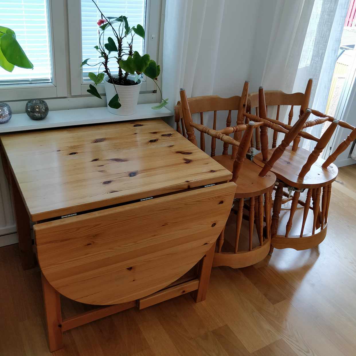 image of Matgrupp med 4 stolar - Gävle