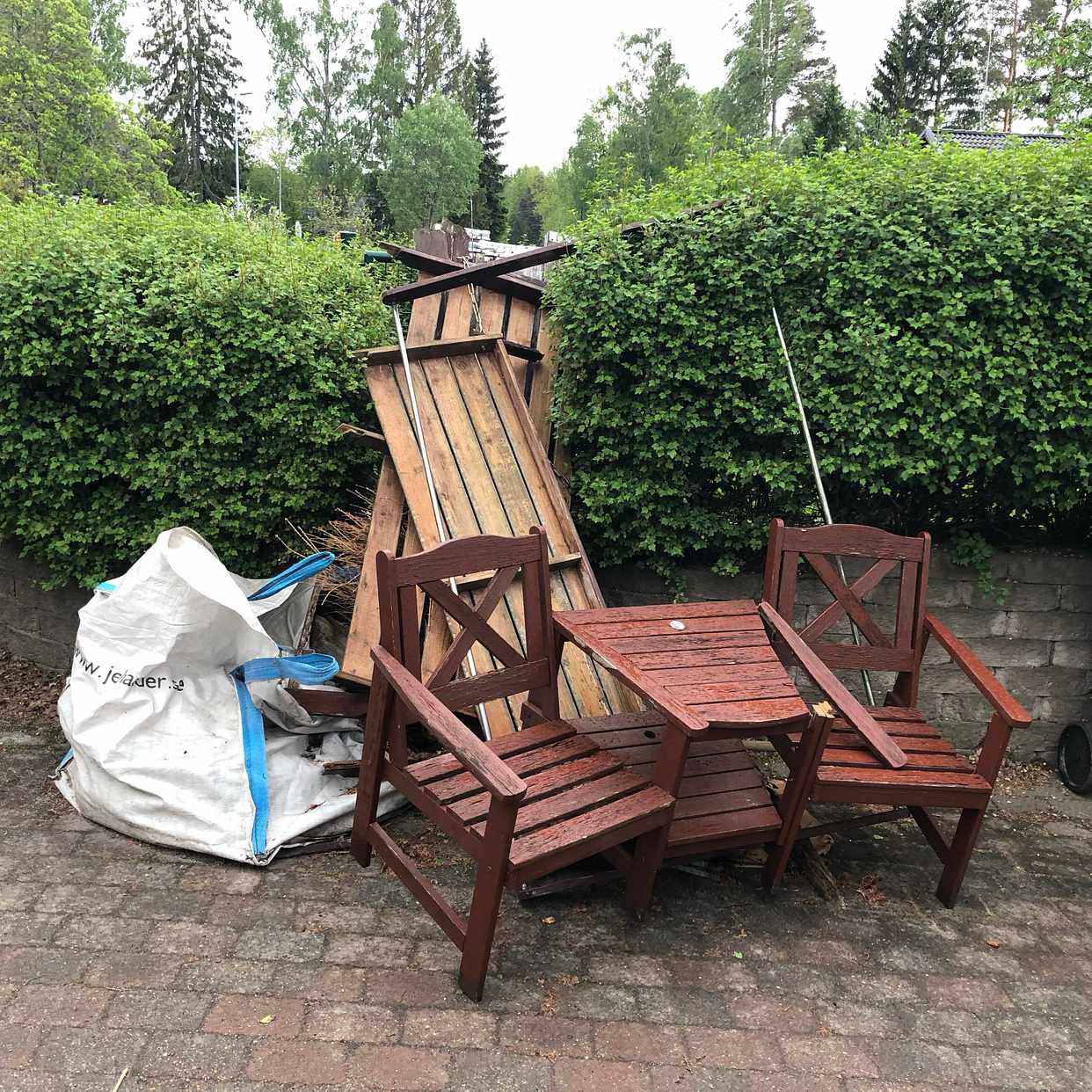 image of Gamla ute möbler och jord - Tyresö