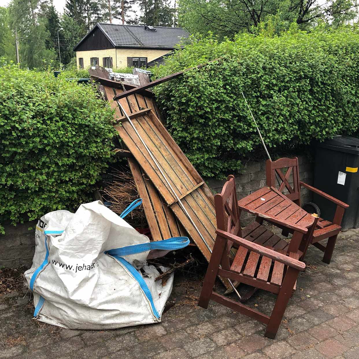 image of Gamla ute möbler och jord - Tyresö