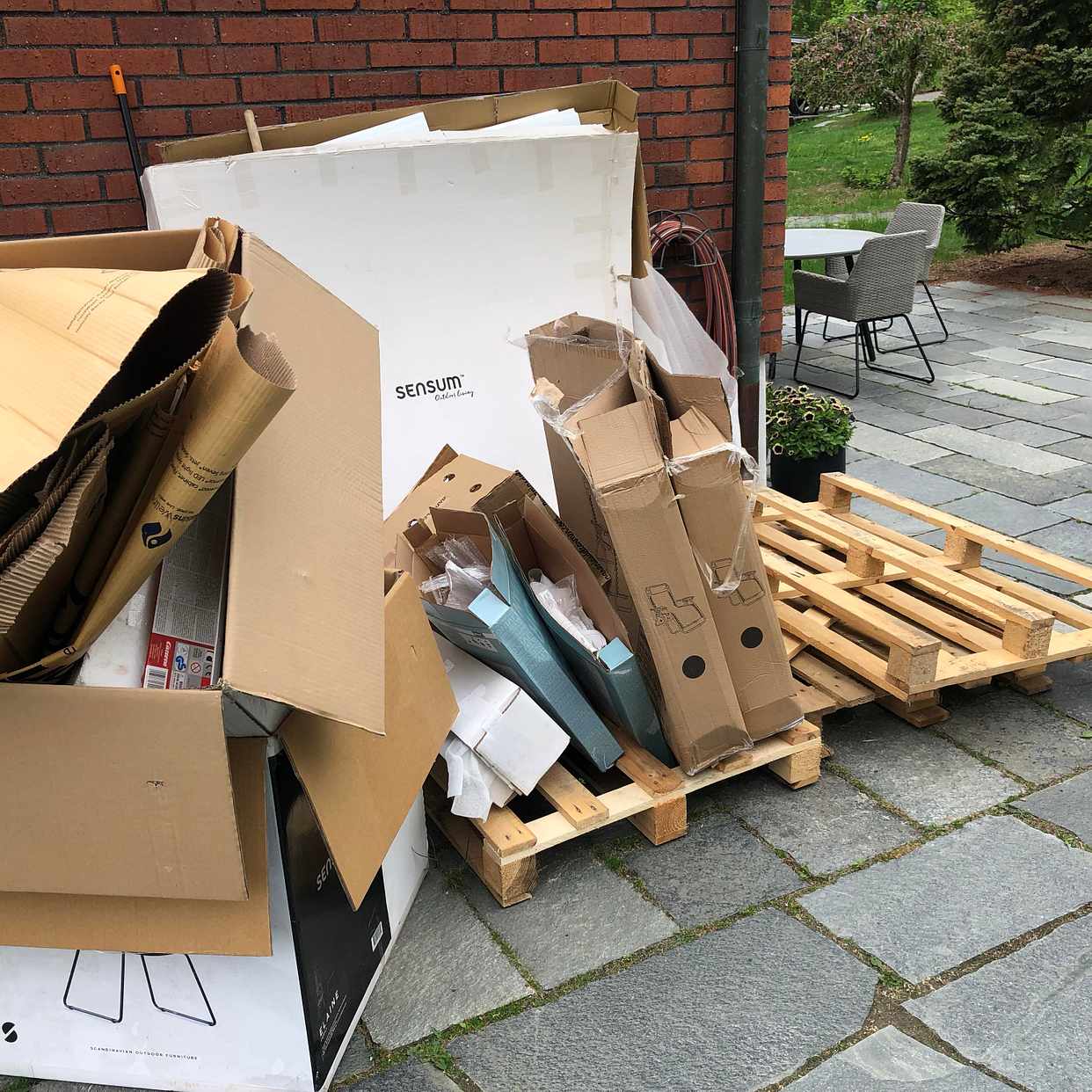 image of Kartonger samt 3 pallar - Täby