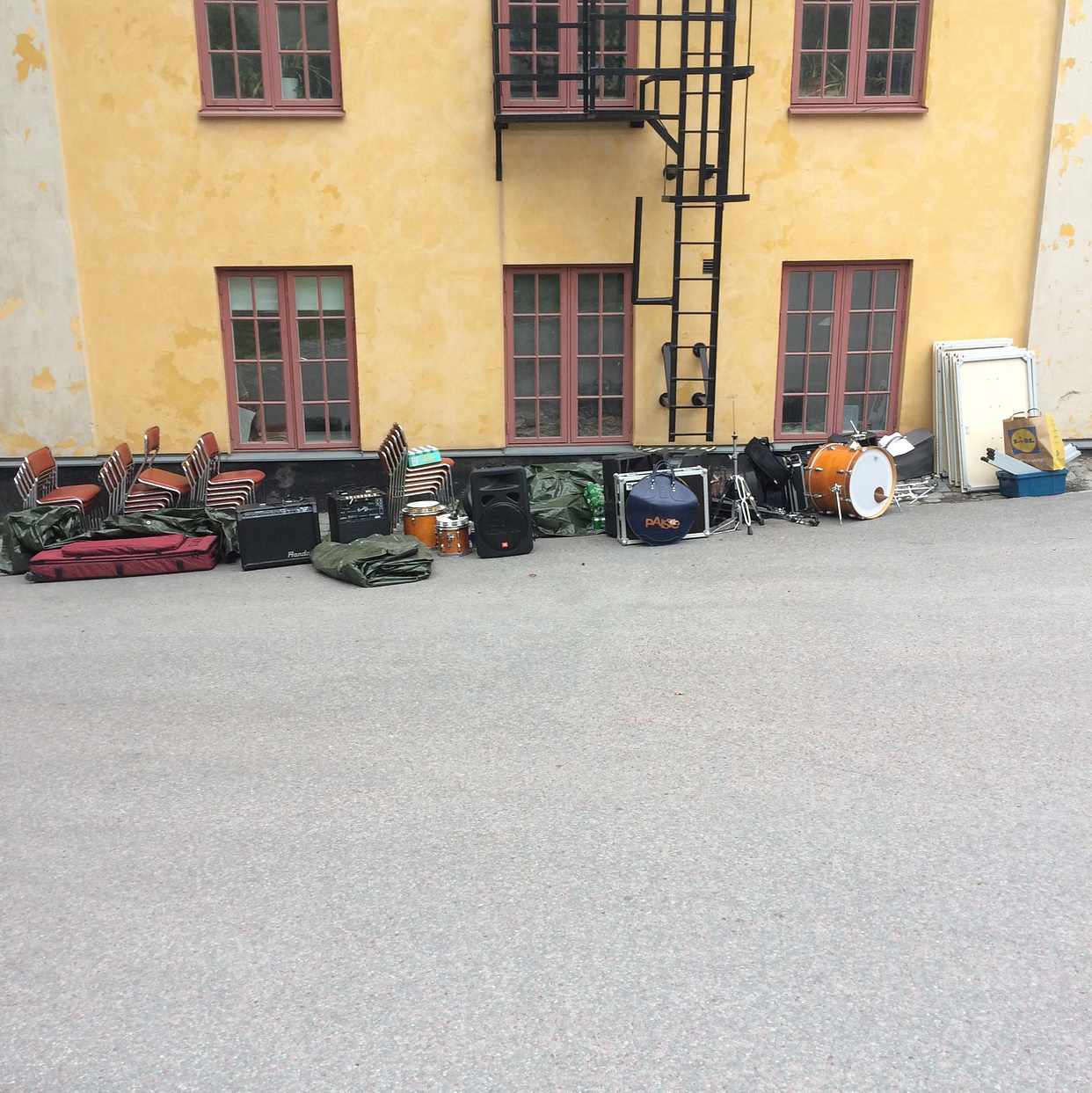 image of Stolar och musikprylar - 