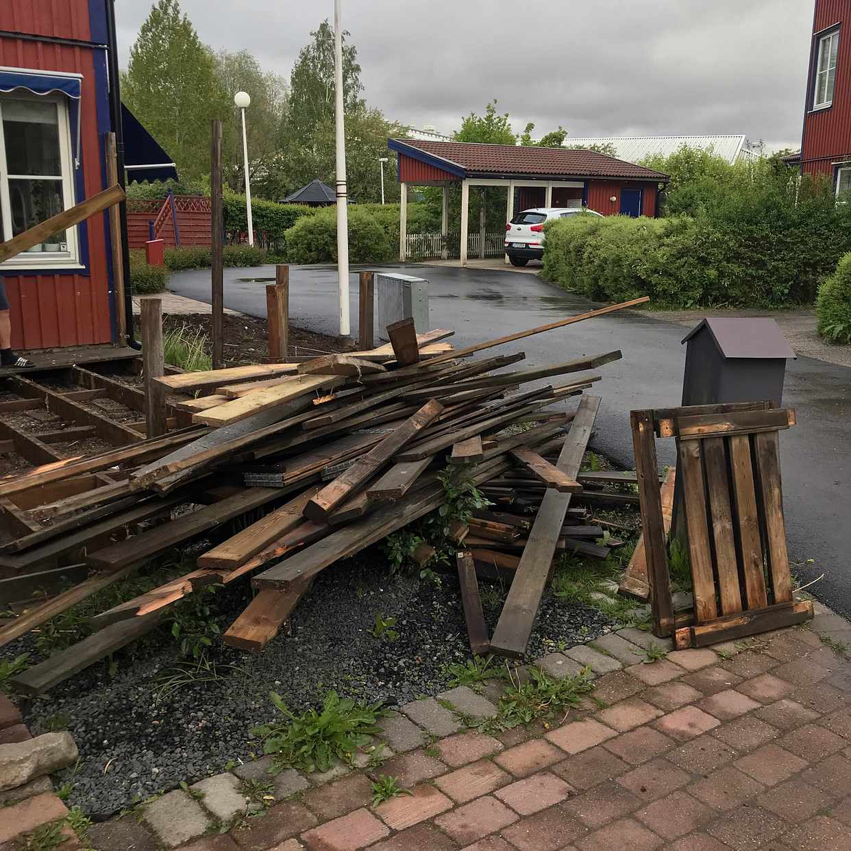 image of Brädor + 3 vindskivor - Sollentuna