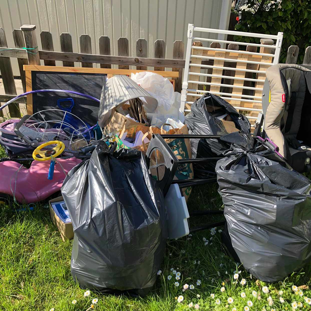 image of Div skräp från förråd - Huddinge