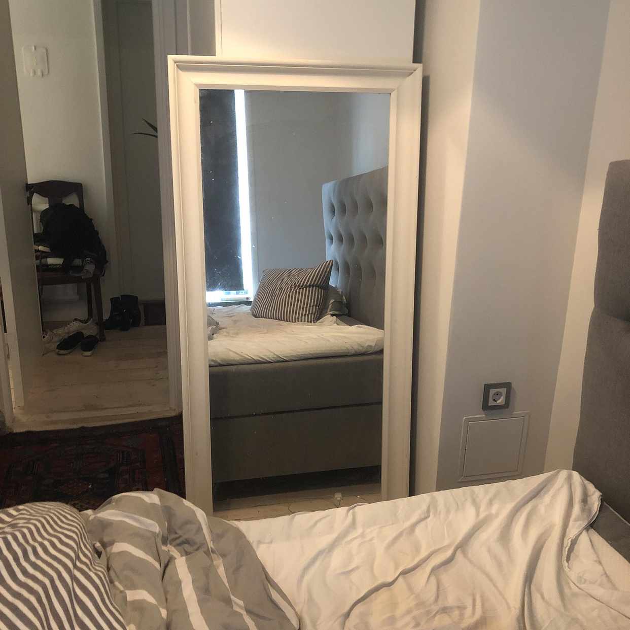 image of Säng, byrå och spegel - 