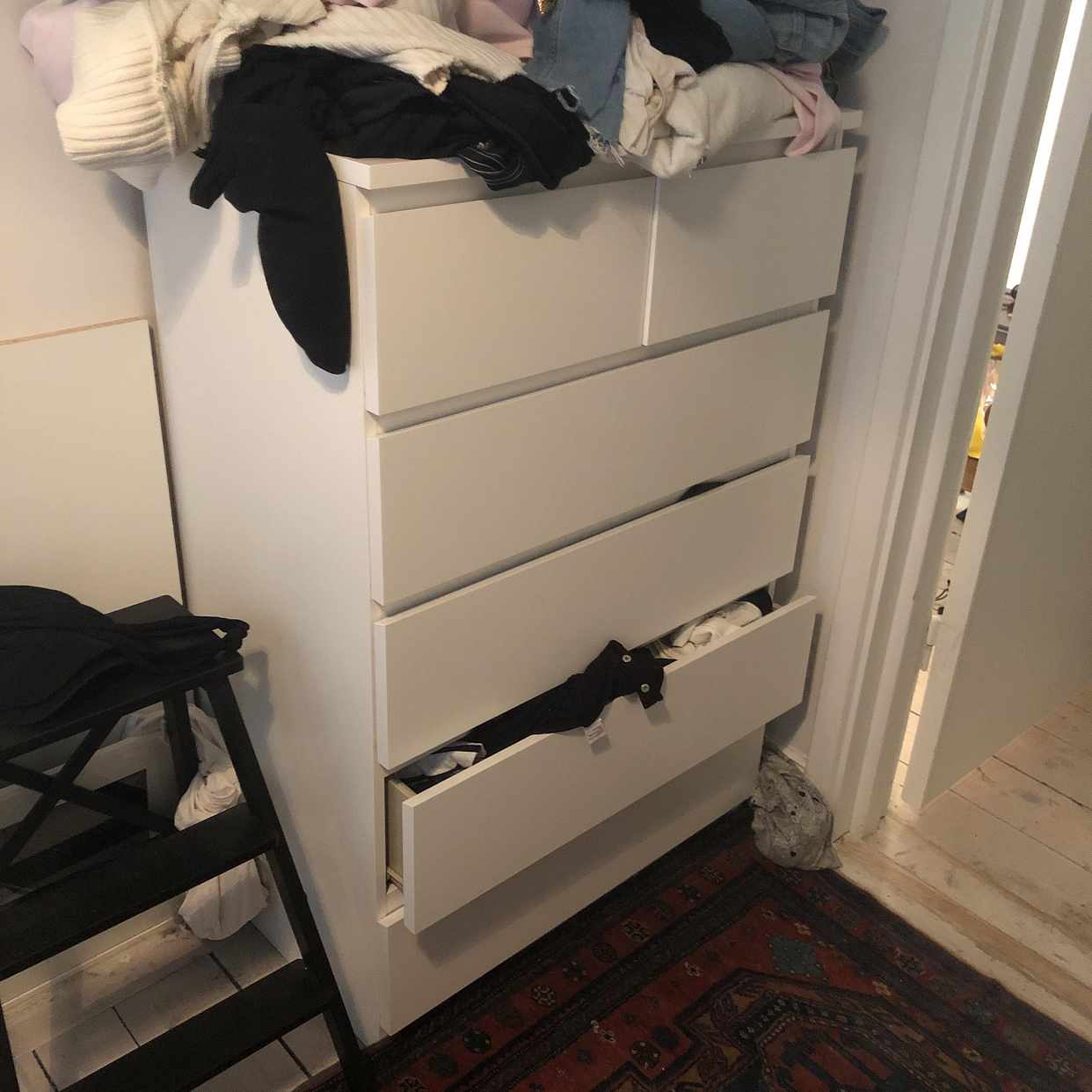image of Säng, byrå och spegel - 
