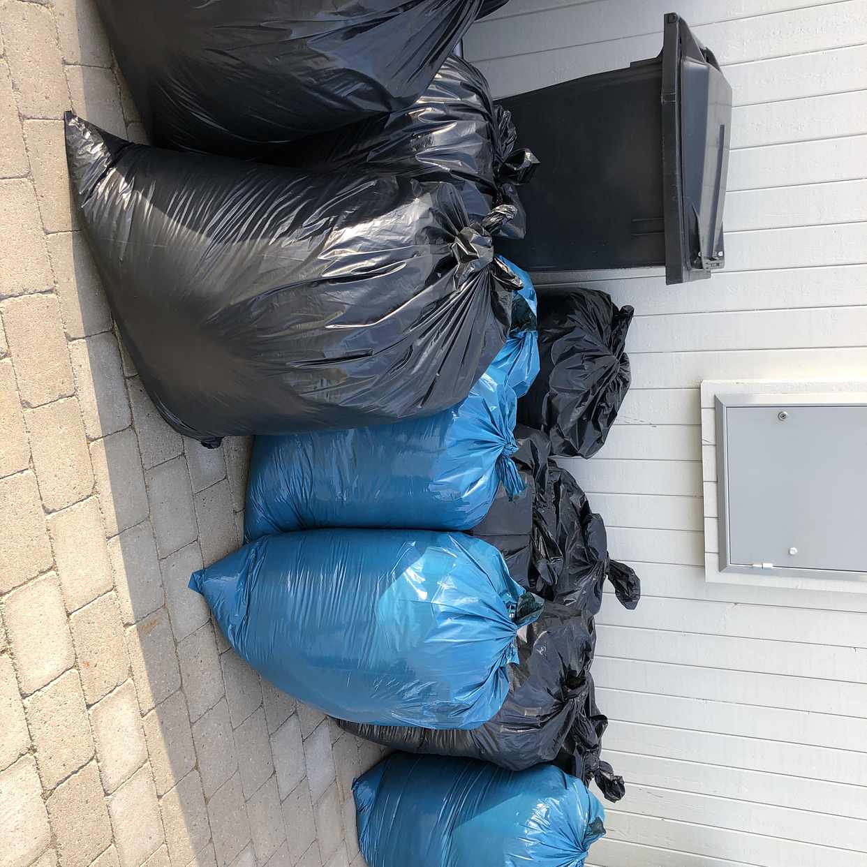 image of 13 sopsäckar med gräs - Täby