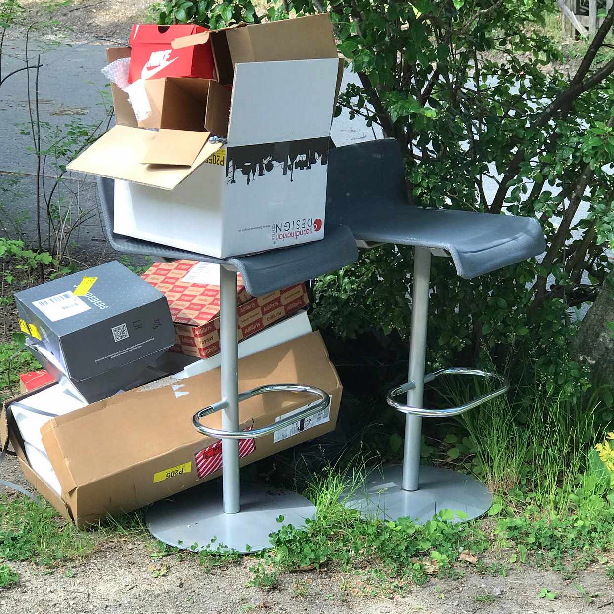 image of 2stolar och kartong - Bromma