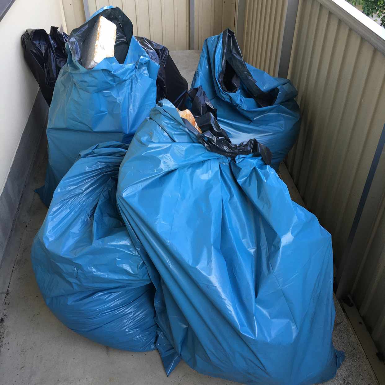 image of Sopsäckar samt öv skräp - Stockholm