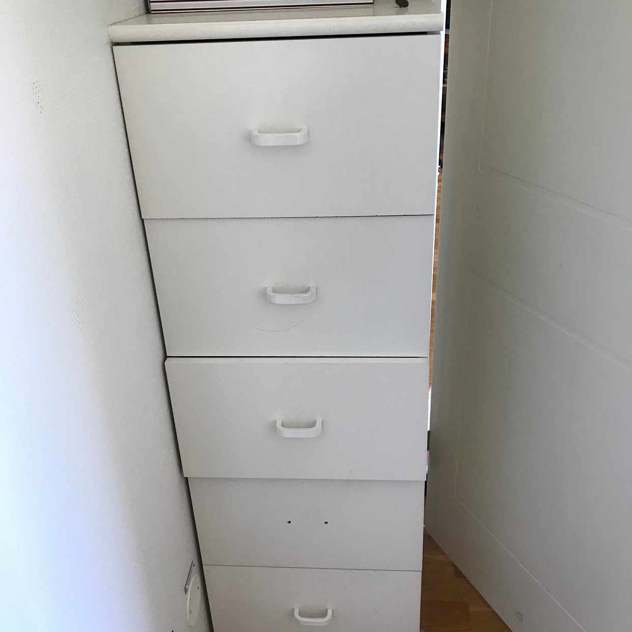 image of Säng hylla byråar en hög - Bromma
