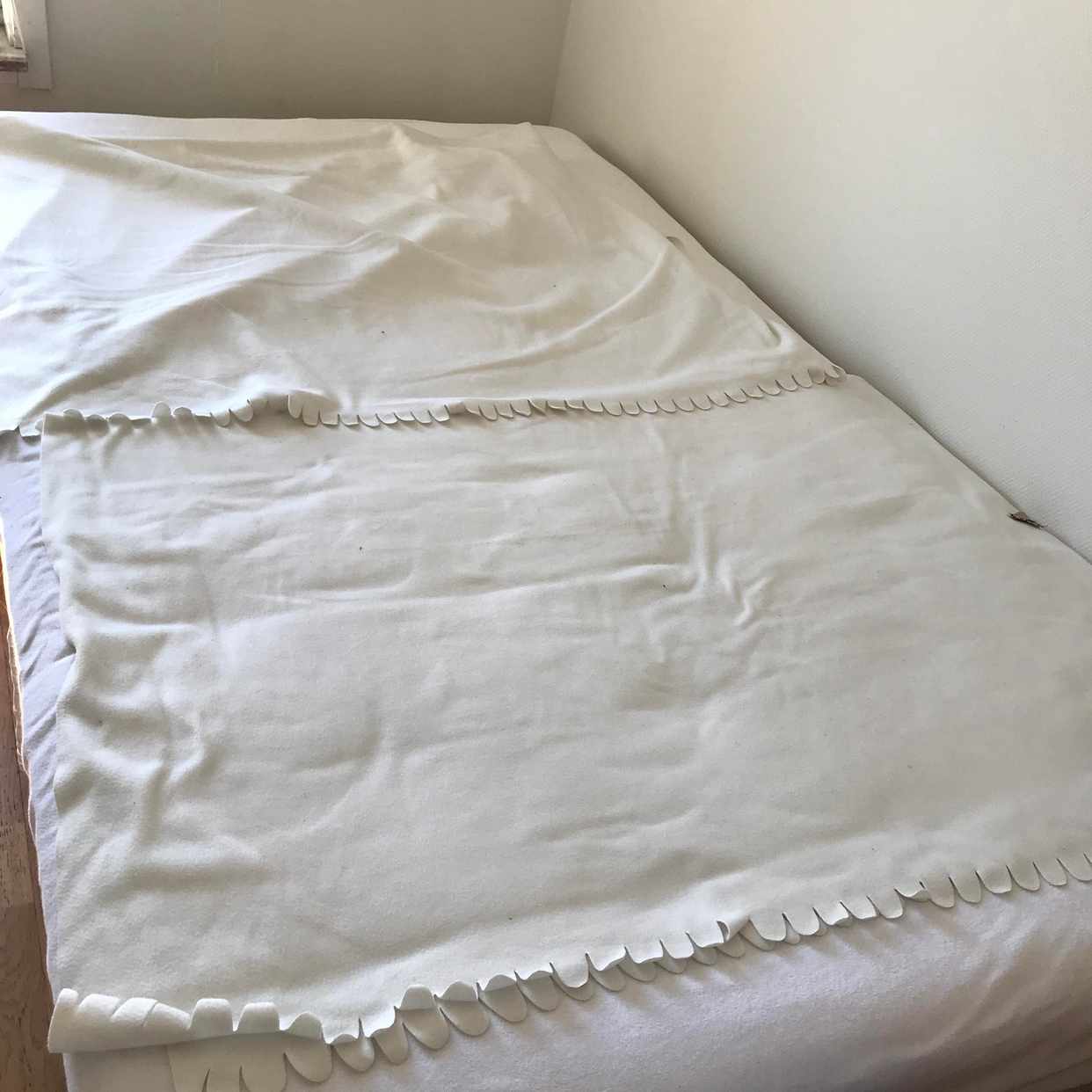 image of Säng hylla byråar en hög - Bromma