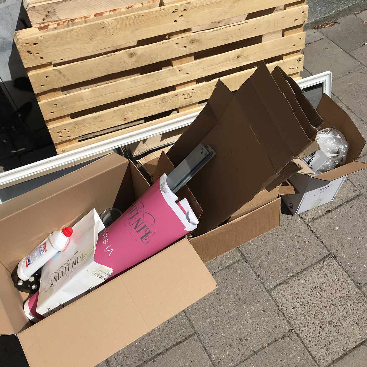 image of Kartonger, spegel, plast - Stockholms Stad
