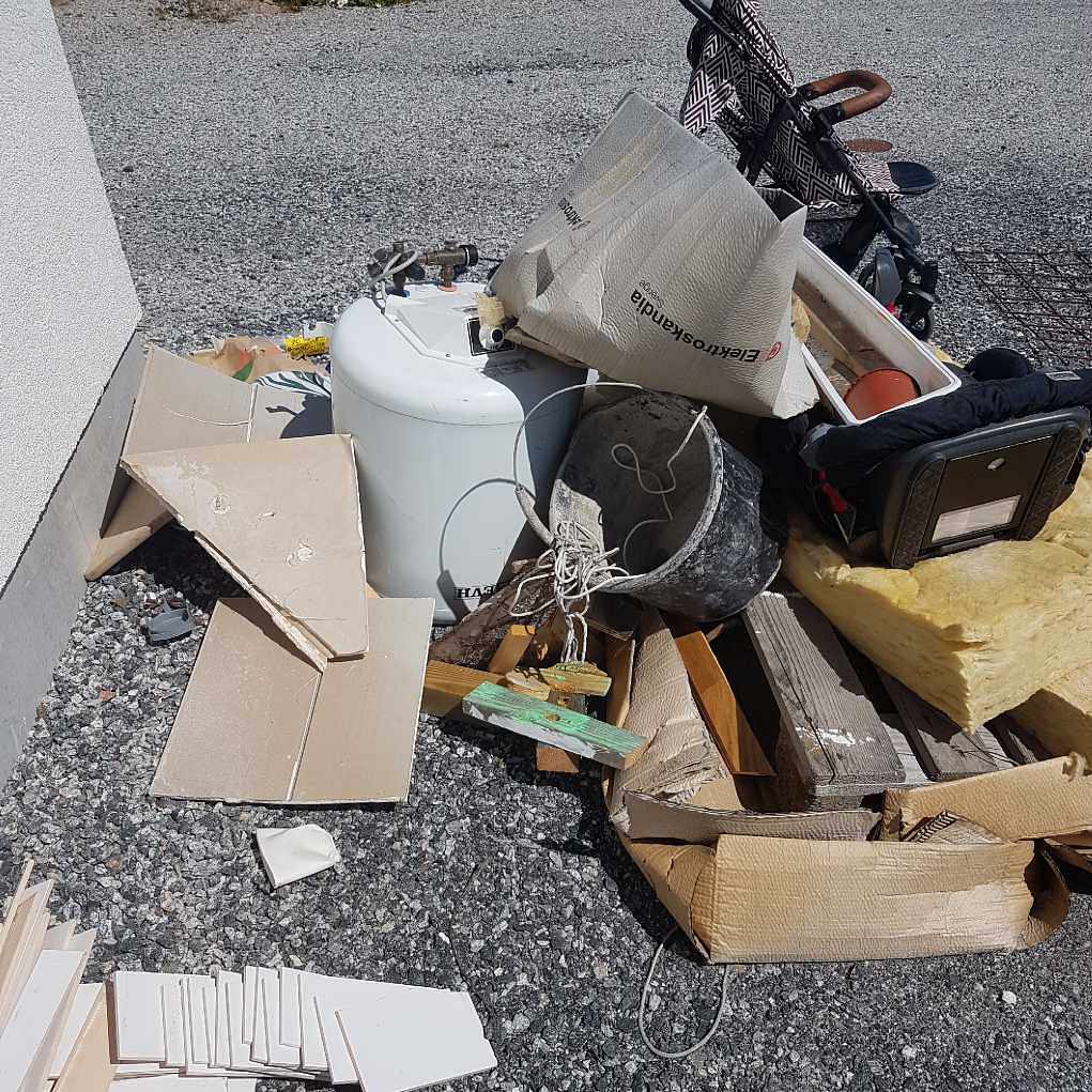 image of Div byggskräp, barnvagn.. - Åkersberga