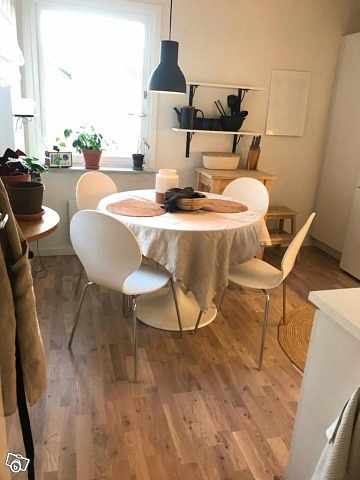 image of Runt bord med fyra stolar - 