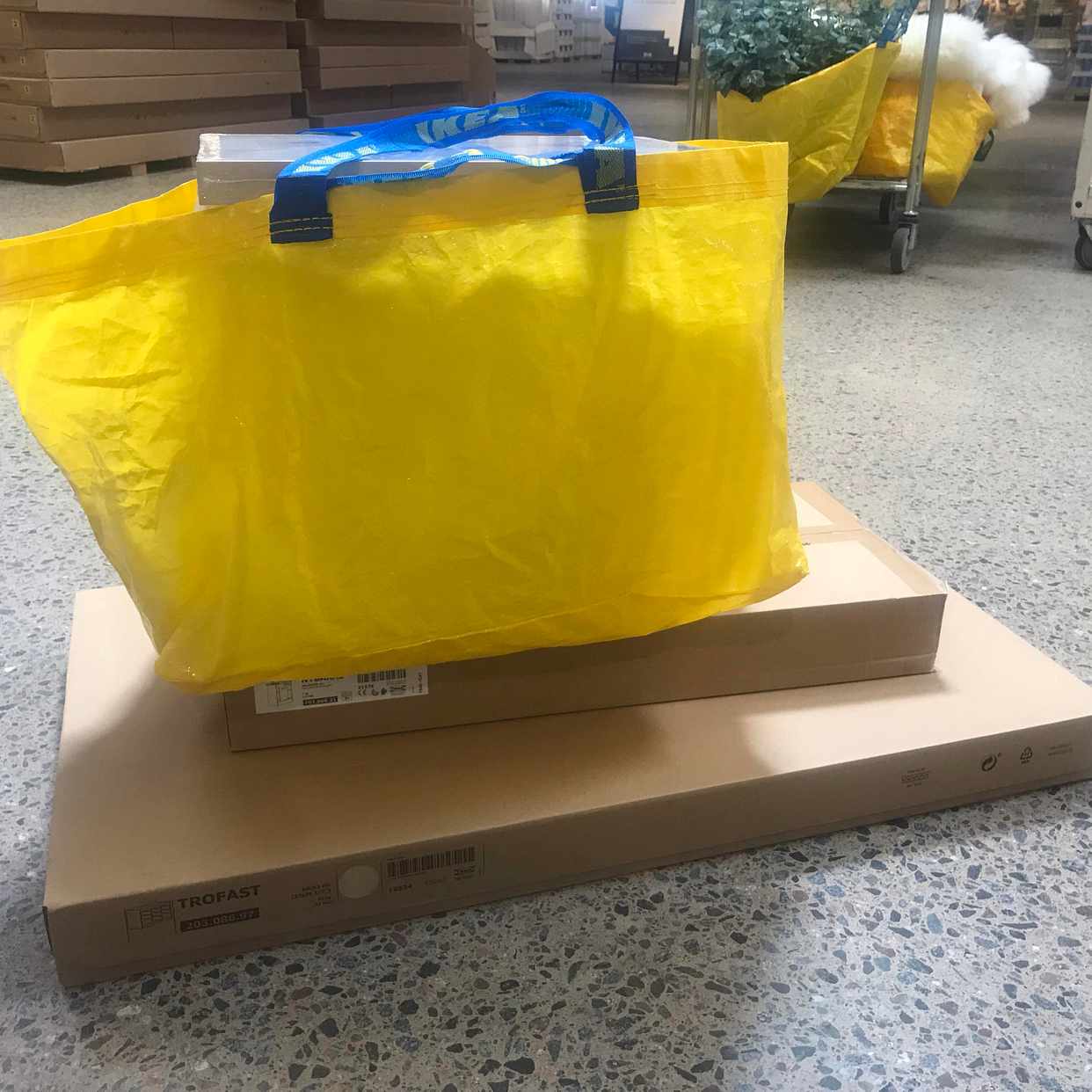 image of 2 lådor +Ikea kasse - 