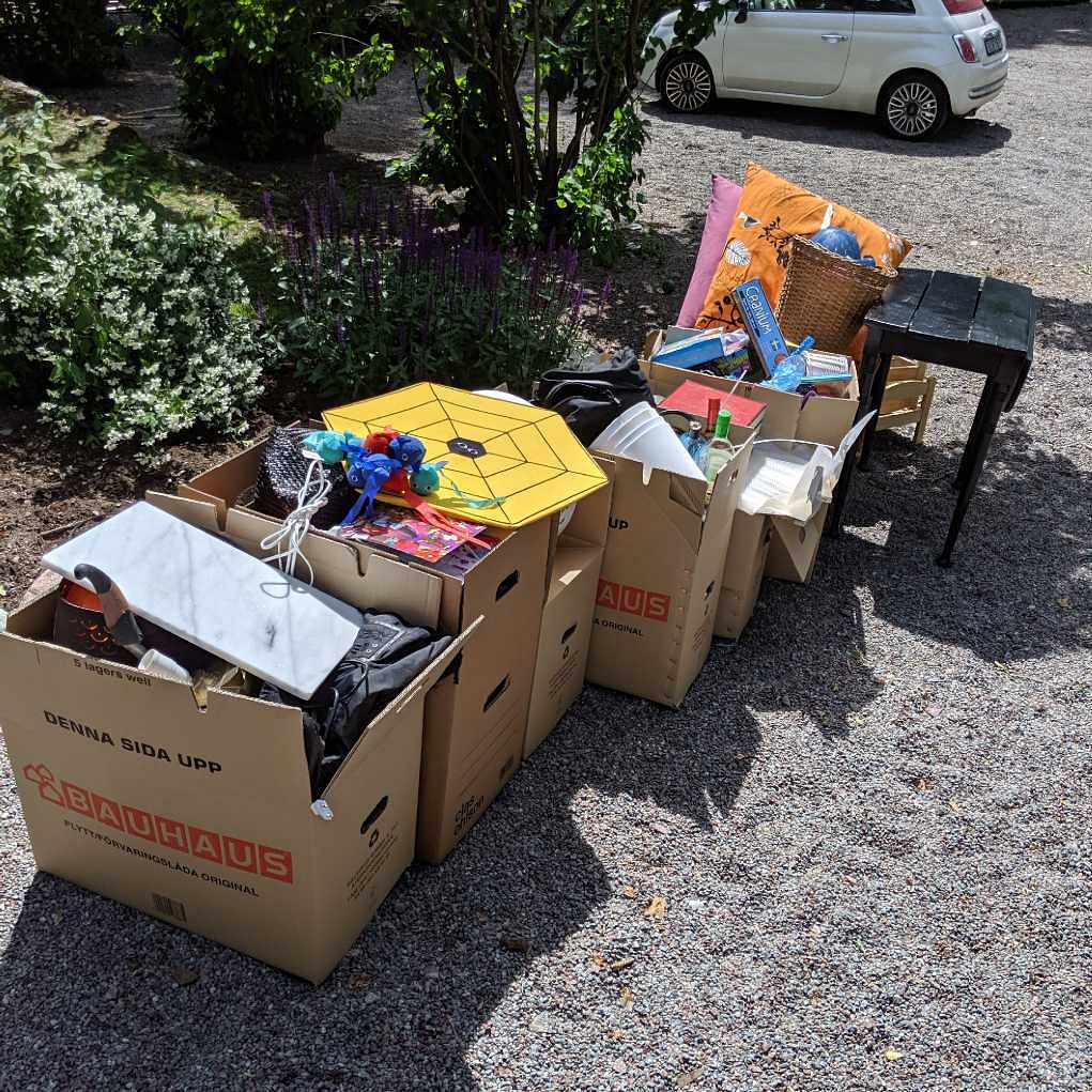 image of Diverse skräp i tre högar - Enebyberg