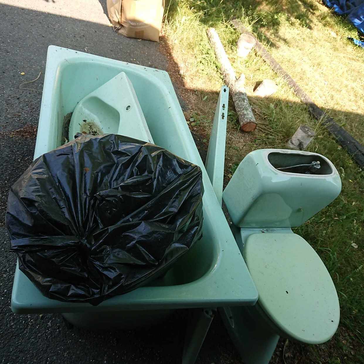 image of Våtrumssaker och sopor - Tyresö