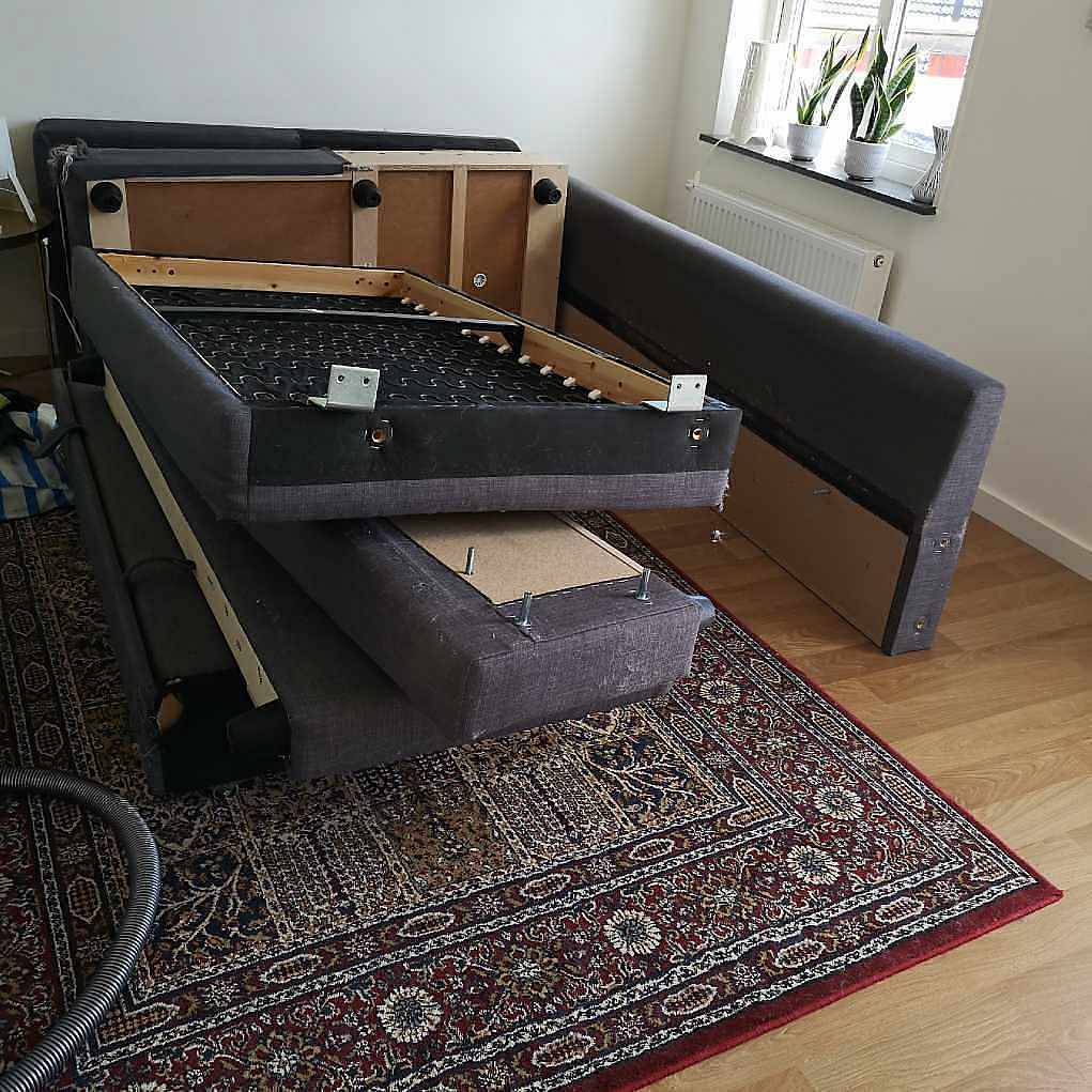 image of Slänga nedmonterad soffa - Tullinge