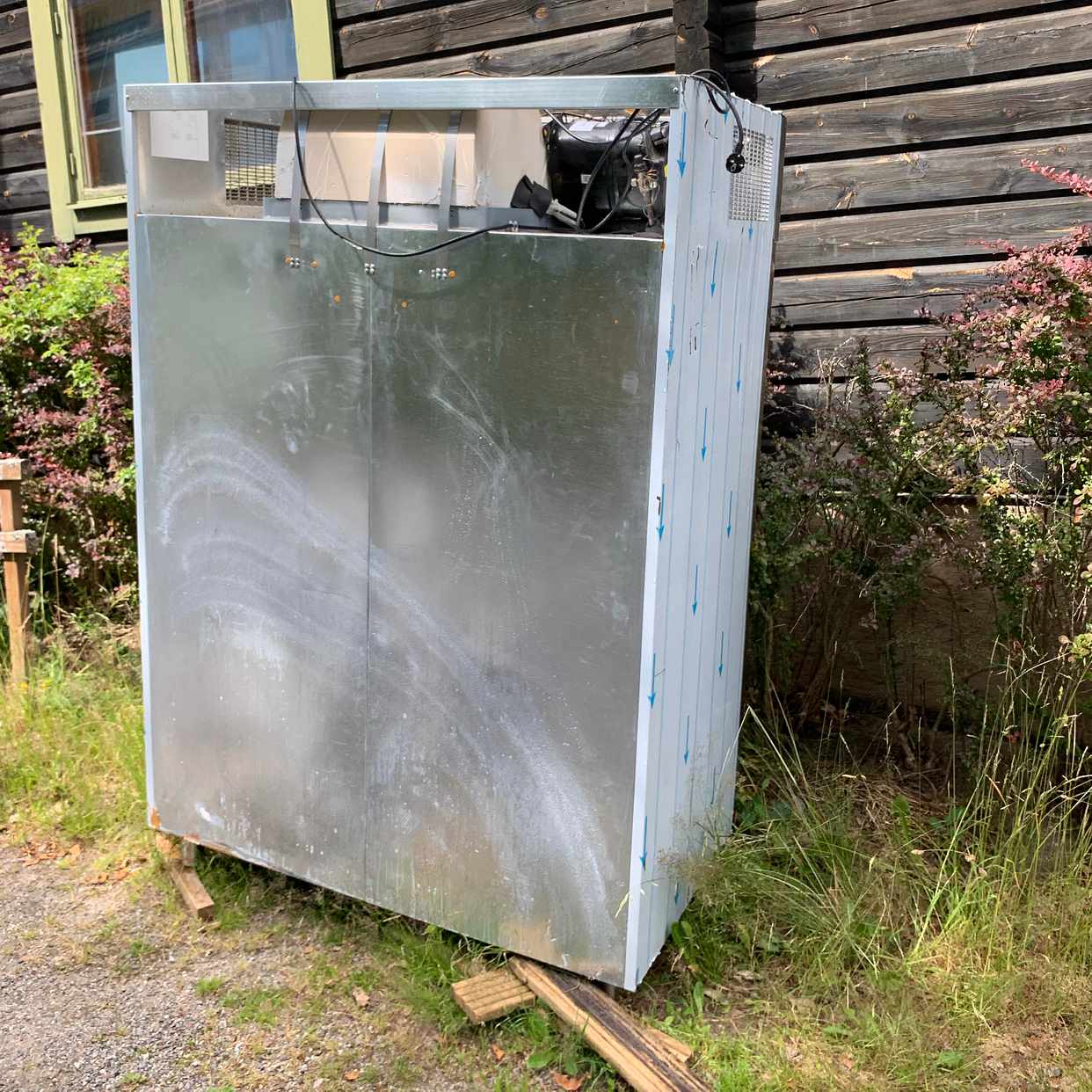 image of Kylskåp & 2 parasoller - Nynäshamn