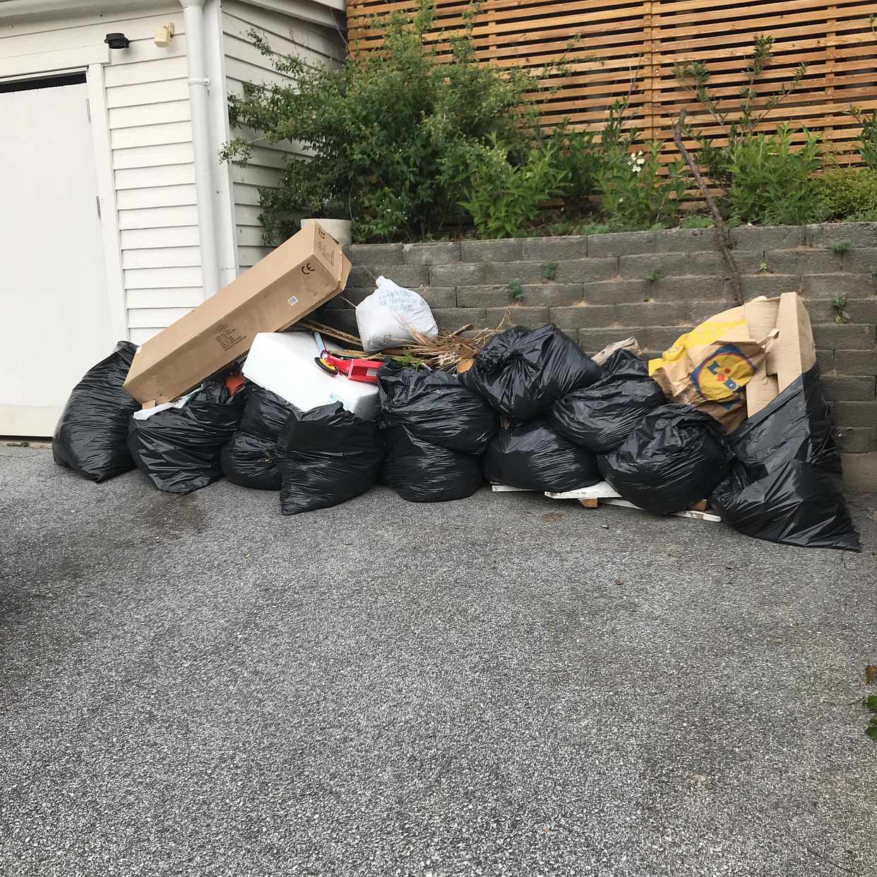 image of Diverse skräp! - Täby