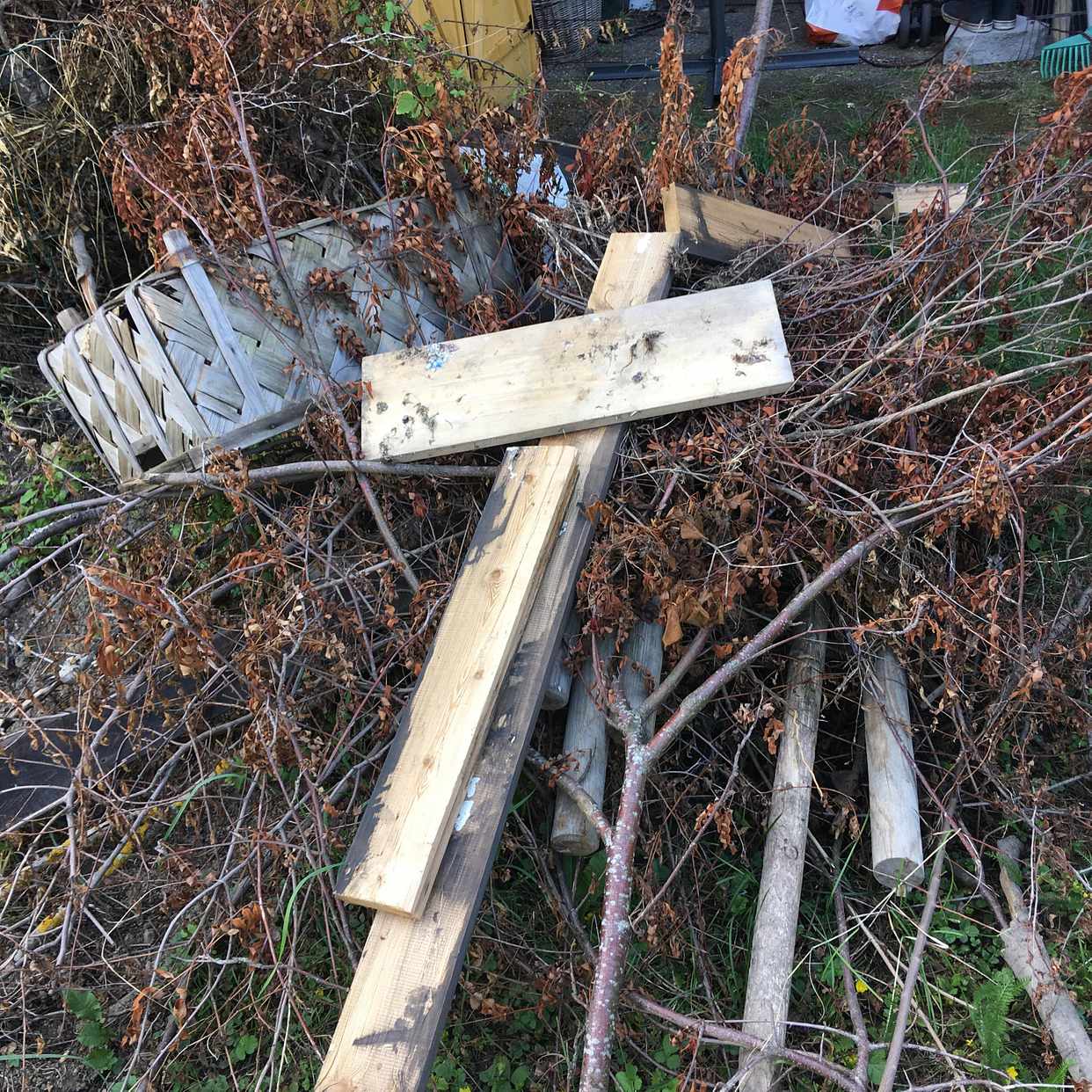 image of Grenar och plankor. - Skärholmen