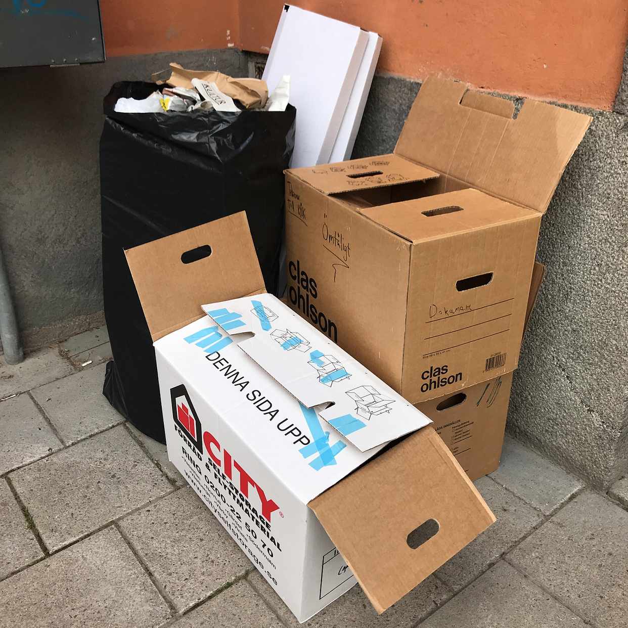image of Tomma lådor och en påse - Stockholm