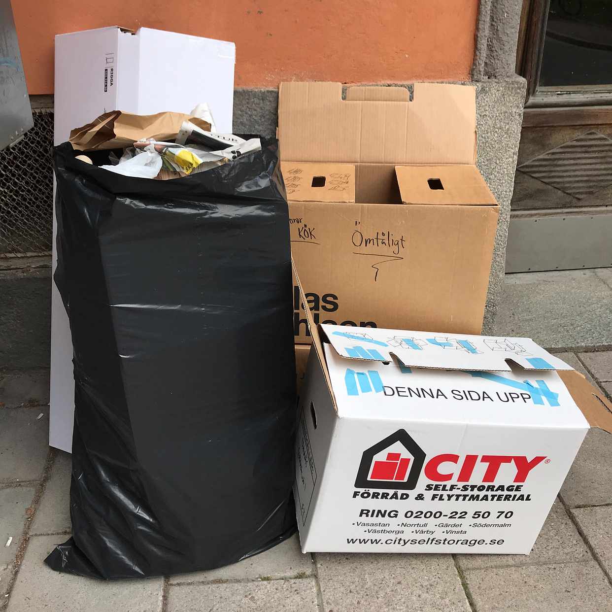 image of Tomma lådor och en påse - Stockholm