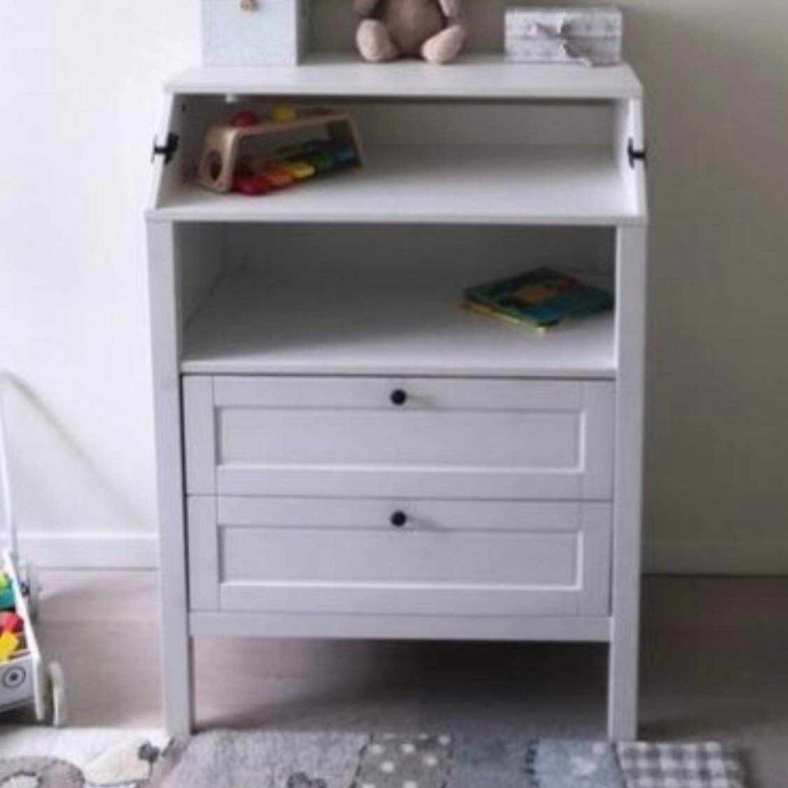 image of Ett litet skötbord - - 