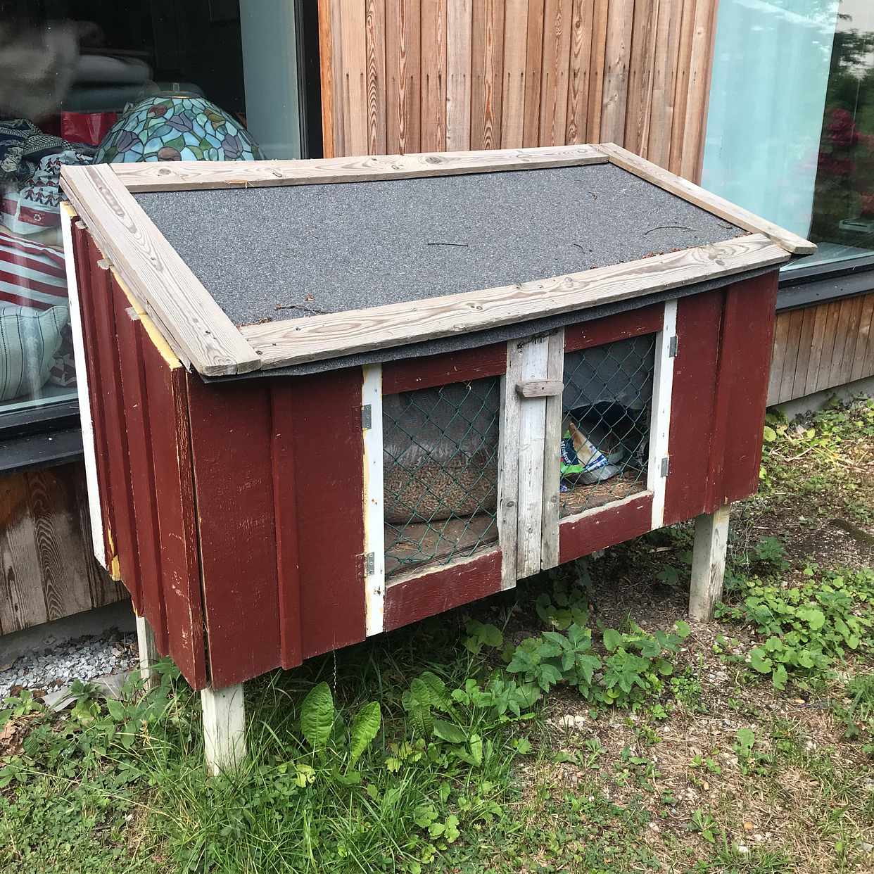 image of Sofa and rabbit house - Täby