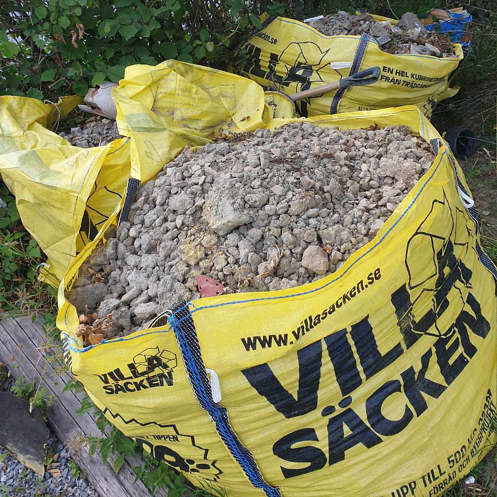 image of Tre stora säckar med jord - Haninge