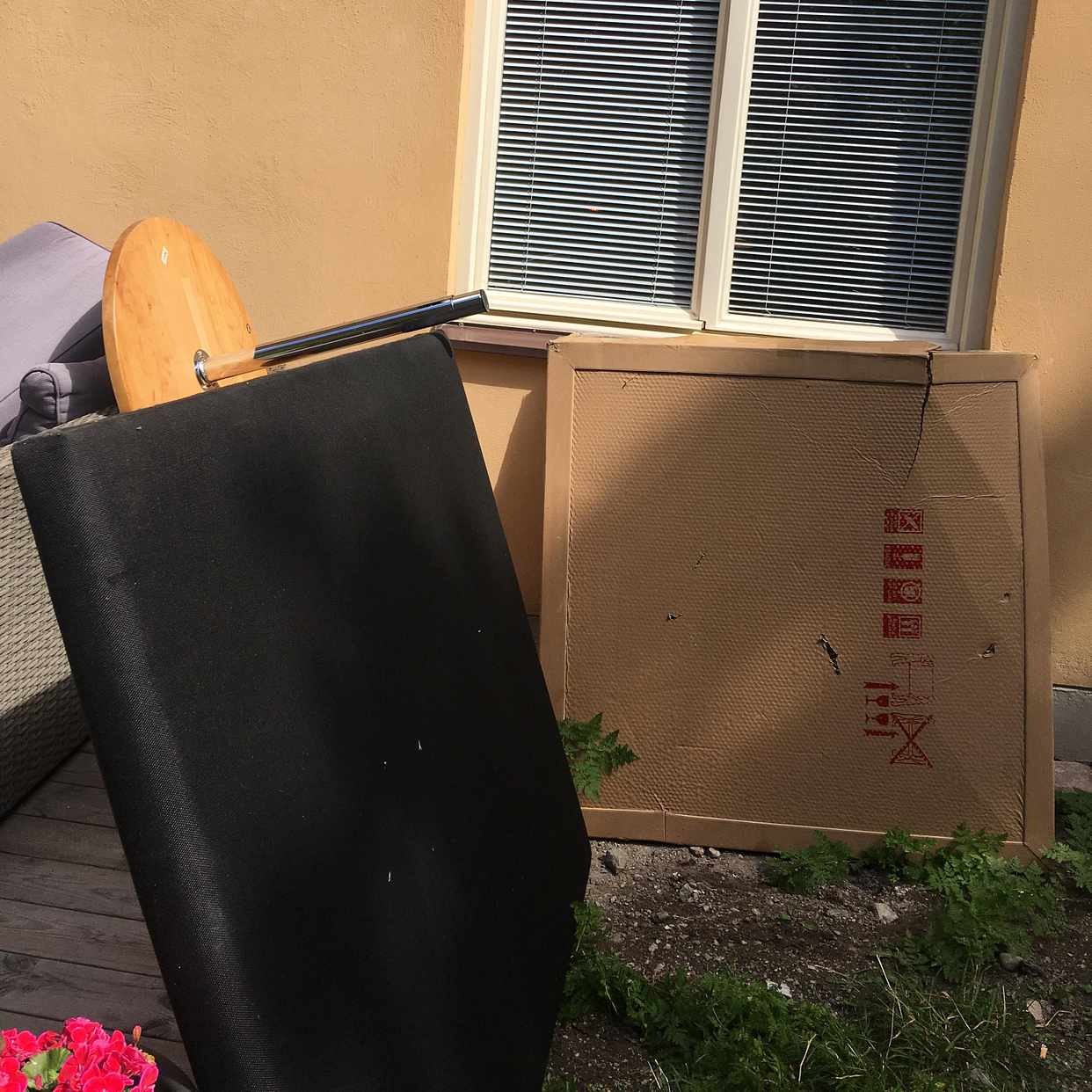 image of Kartong,plast,gavel, bord - Stockholm