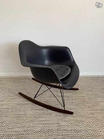 image of Eames Plastic Armchair RA - 