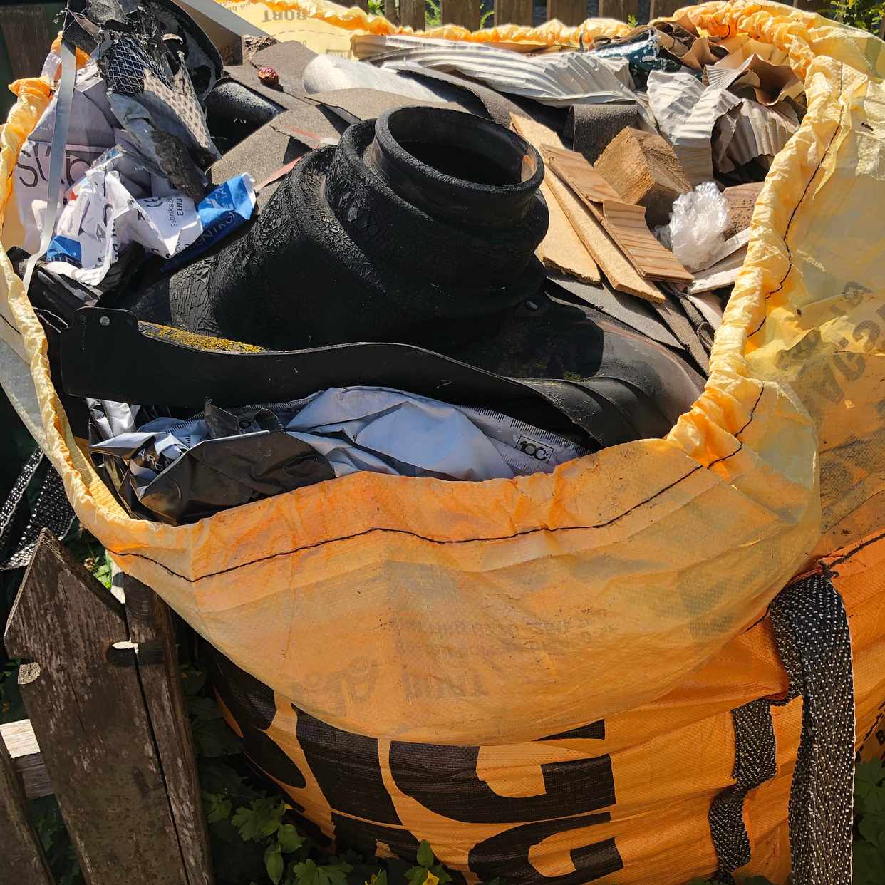 image of Skräp från takrenovering - Enskede