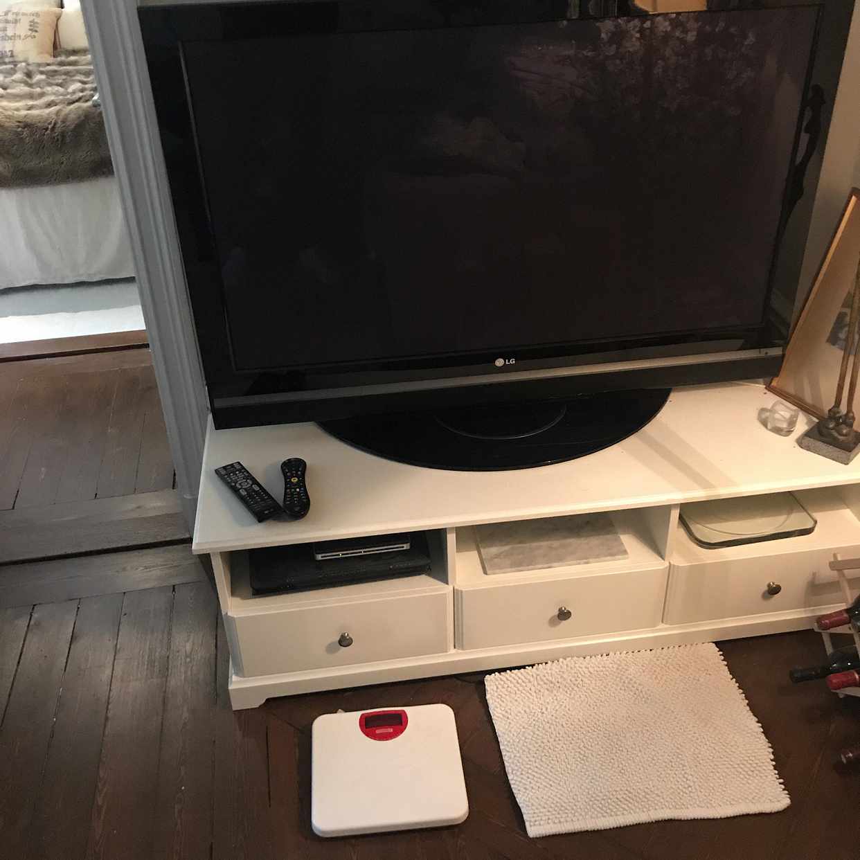 image of TV, scale/våg och matta - Stockholm