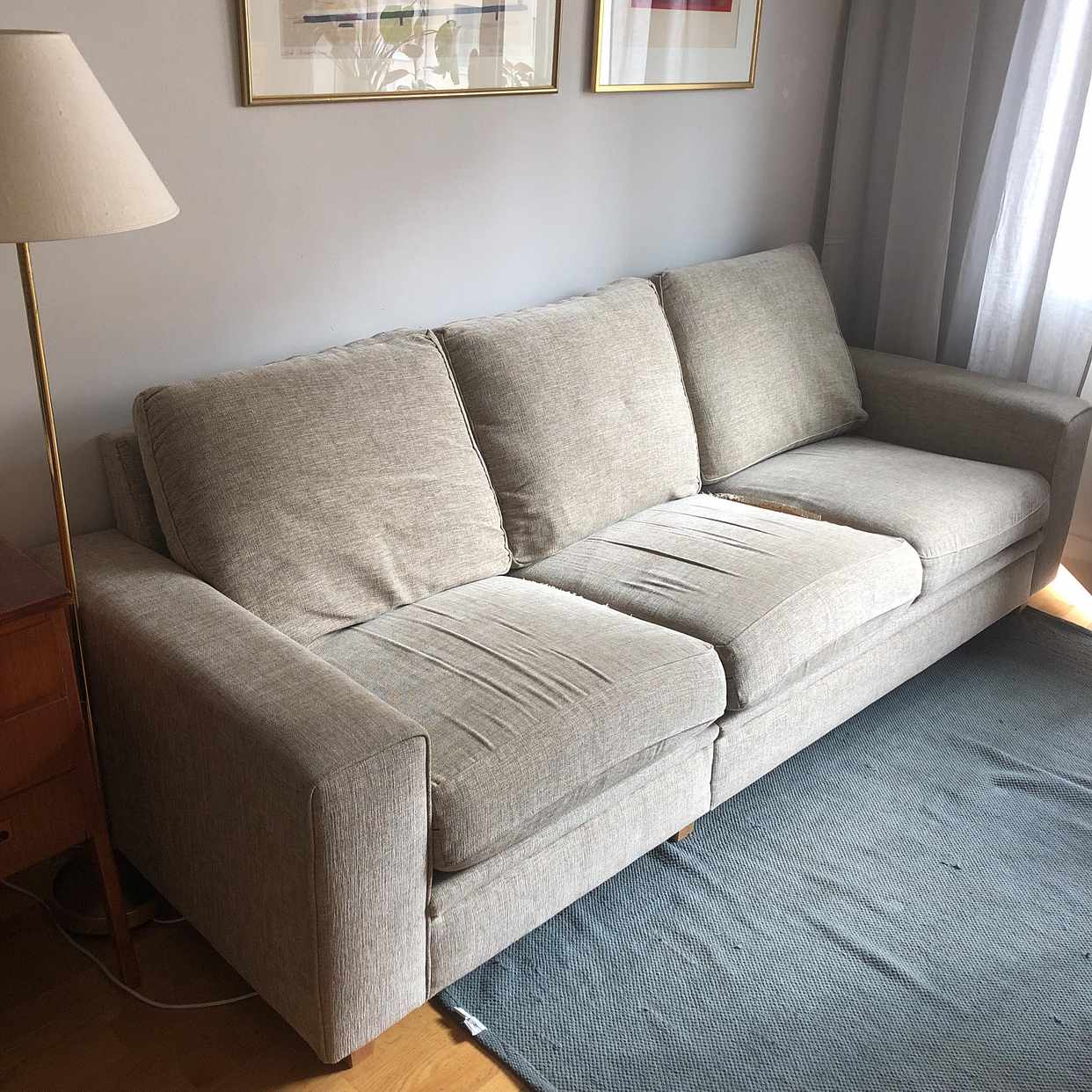 image of Beige soffa bortskänkes - Stockholm