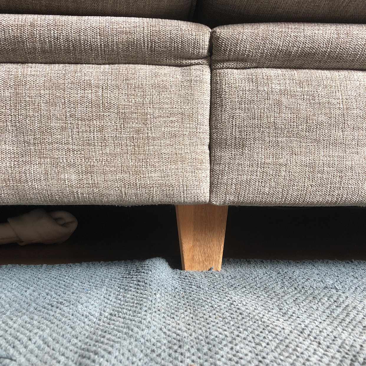 image of Beige soffa bortskänkes - Stockholm