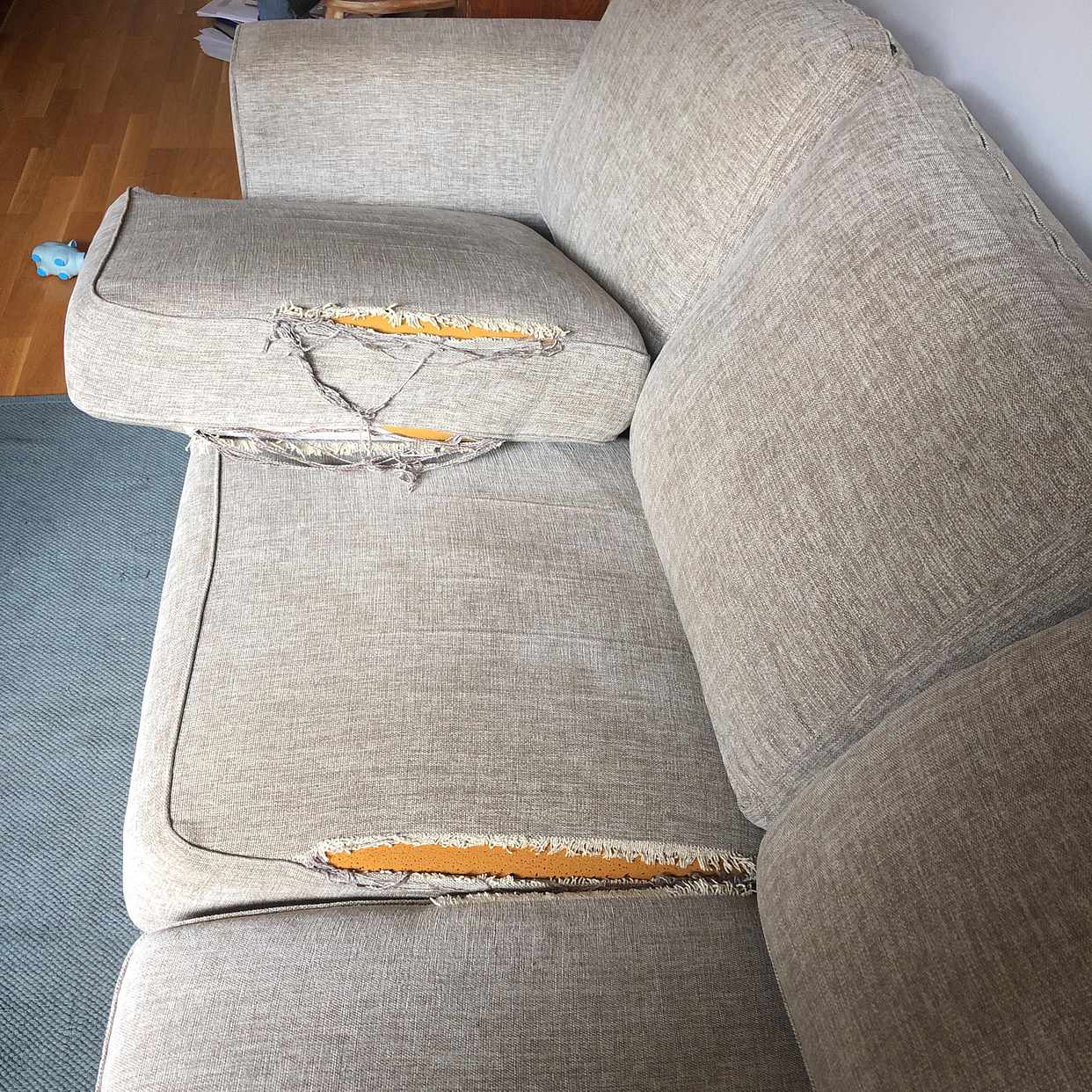 image of Beige soffa bortskänkes - Stockholm